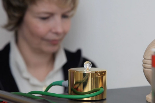 Ein goldenes Gerät steht auf einer Ablage