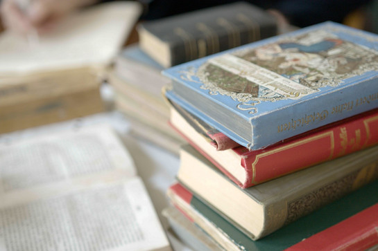 Ein Stapel mit Büchern