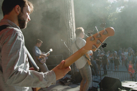 Eine Band spielt auf einer Bühne