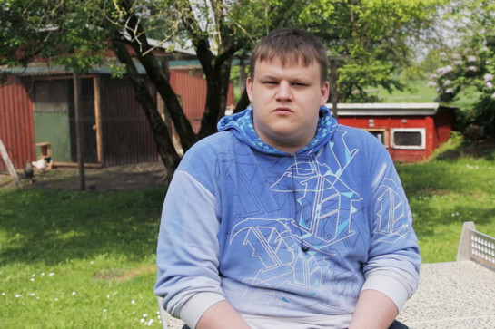 Standbild eines Mannes im blauen Kapuzenpullover