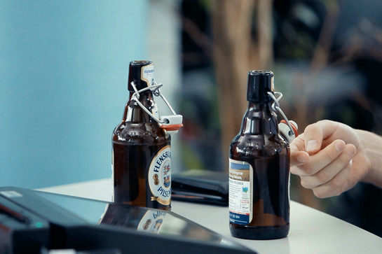 Zwei Flensburger Bier stehen auf einem Tisch