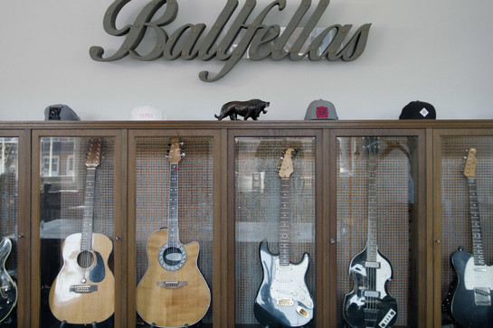 Sechs Gitarren stehen in einem Schauschrank