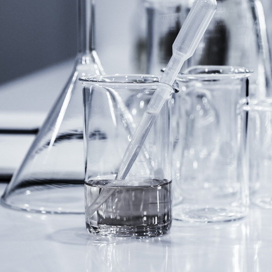 Eine Pipette in einem Glasgefäß