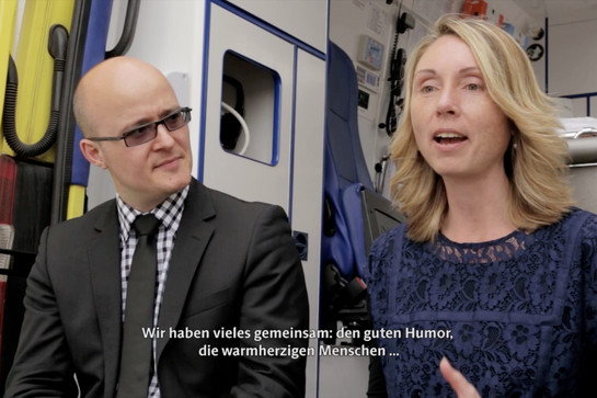 Eine Frau sitzt im Krankenwagen und gibt ein Interview