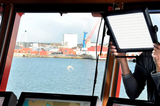 bb_arbeitenbeieinemnavigationpionier_teaser_04.jpg Blick von Deck auf einen Containerhafen