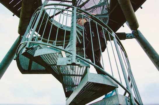 Ein Mann geht eine Wendeltreppe hoch