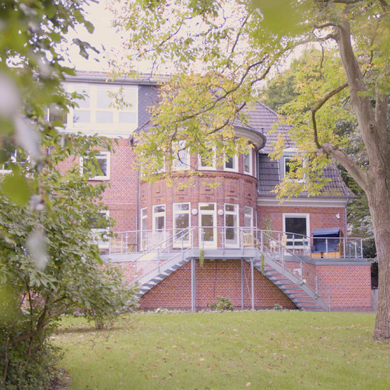 Blick auf ein rotes Backsteinhaus