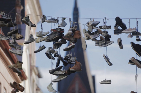 bb_himmelfoerde_teaser_01.jpg Schuhe hängen in der Norderstraße von einem Seil