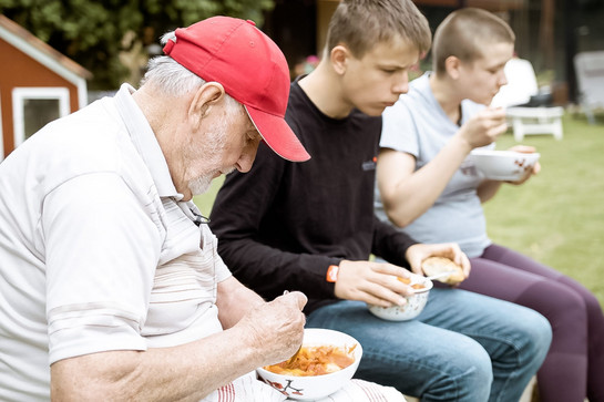 Drei Personen essen gemeinsam