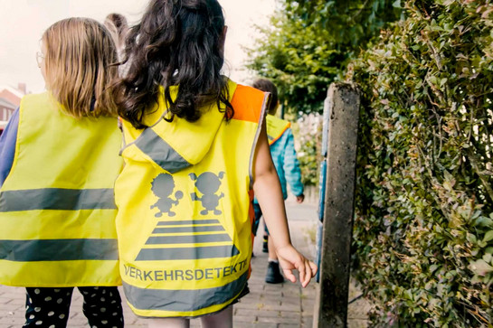 bb_nachhaltigeerziehung_teaser_05.jpg Zwei Kinder tragen gelbe Schutzwesten