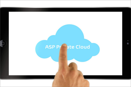 Eine Person tippt auf einem Ipad mit einer Wolke