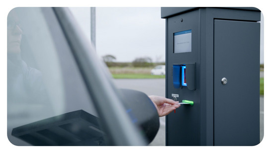 Ein Mann benutzt den WDR Stellpaltzautomaten