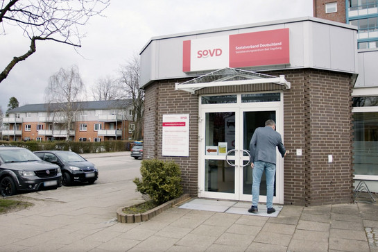 Ein Mann klingelt an der Tür des SoVd