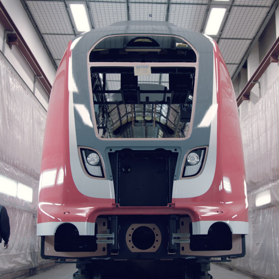 Ein roter Zug steht in einer Halle