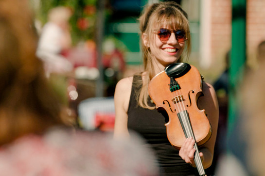 bb_musikfeste_teaser_02_hauptteaser.jpg Eine Frau mit Sonnenbrille spielt auf einer Geige