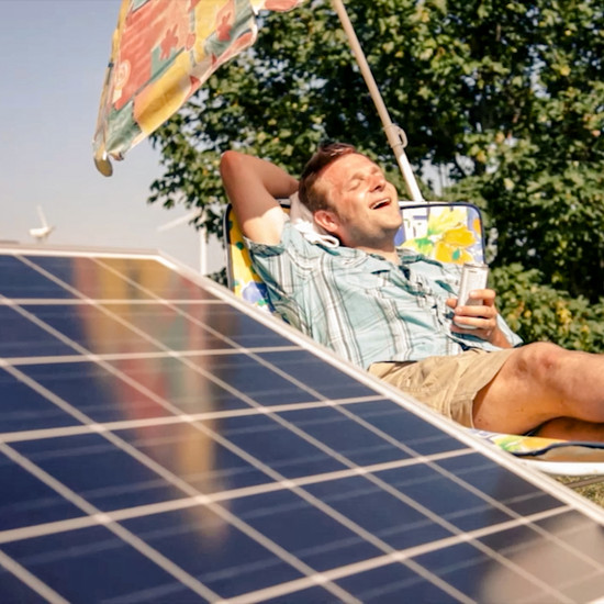 1, 2, 3, Strom! Ein Mann genießt die Sonne