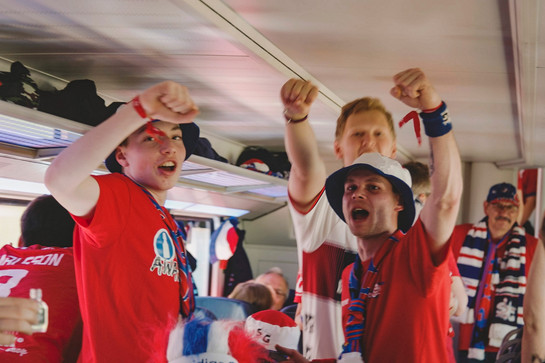 bb_sonderzug_teaser_06.jpg Jubelnde SG Fans im Zug