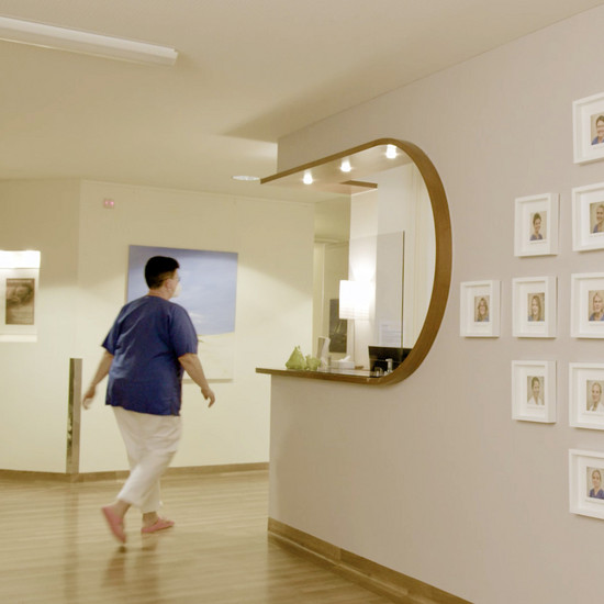 Eine Krankenschwester geht um die Ecke