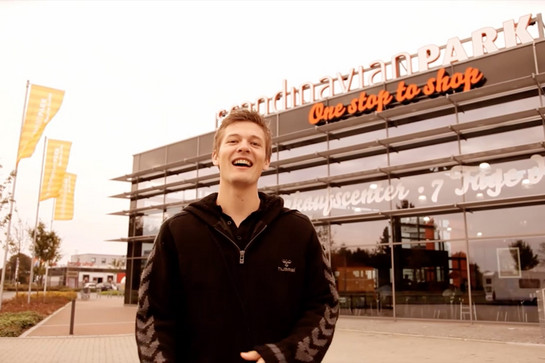 Lasse Svan steht vor dem Scandipark