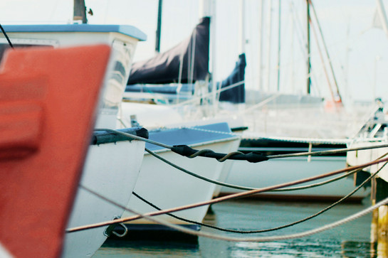 bb_spho_teaser_01.jpg Segelboote liegen an einem Hafen an