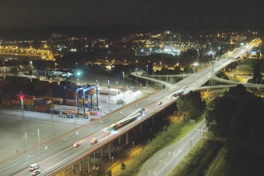 Der Flügel eines Windkraftwerkes wird auf einer Straße transportiert