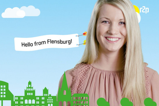 Ein Bild einer blonden Frau mit einer rosanen Bluse