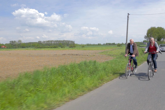 bb_angelegt_teaser_02_hauptteaser.jpg Zwei Personen fahren Fahrrad auf dem Land