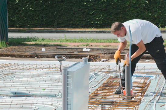 bb_futu_teaser_02_hauptteaser.jpg Ein Mann installiert Futura Bodenplatten