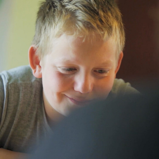 Ein blondes Kind lacht