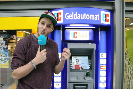 bb_nahsh_automaten_teaser_02.jpg Lars steht vor einem Geldautomaten
