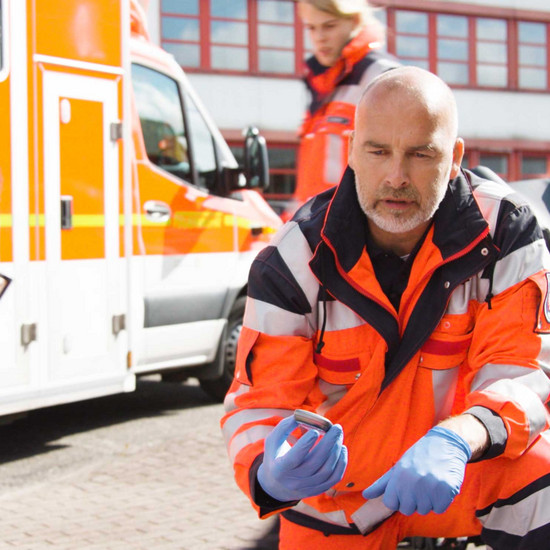 York trägt die Dienstkleidung der Sanitäter