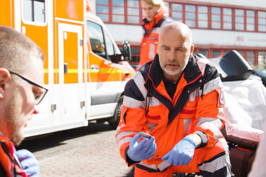 bb_yorkbeiderrettungswache_teaser_05_hauptteaser.jpg York trägt die Dienstkleidung der Sanitäter