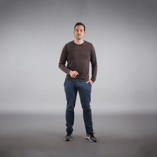 Ein Mann steht vor einem grauen Hintergrund