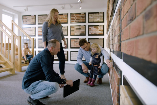 Peter Hoppe unterhält sich im Showroom mit einer Familie.