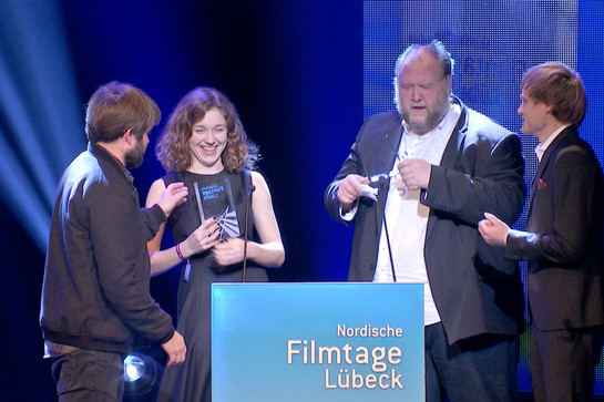 bb_nord_film_preisverleihnung_2015_teaser_03_hauptteaser.jpg Vier Personen kriegen einen Preis überreicht