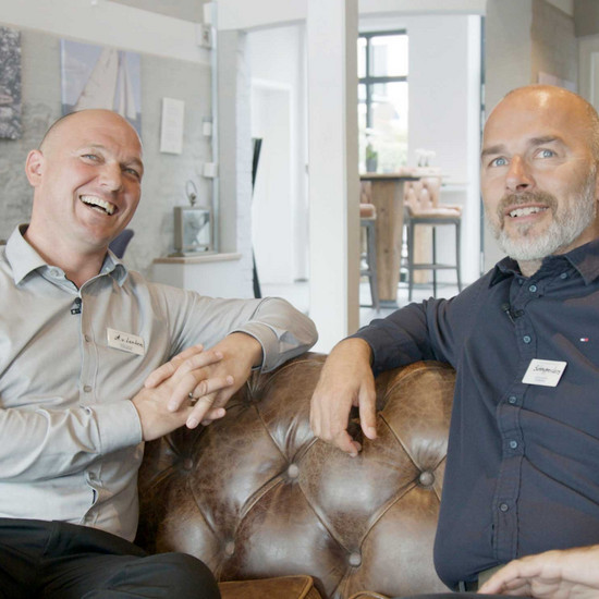 York sitzt auf einem Sofa im Hotel Hafen Flensburg