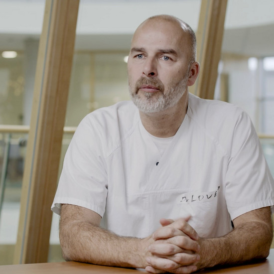 York trägt ein weißes Shirt