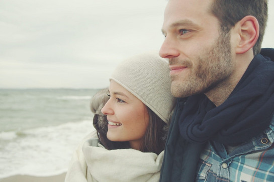 Ein Pärchen schaut auf das Meer hinaus