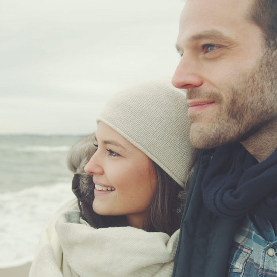 Ein Pärchen schaut auf das Meer hinaus