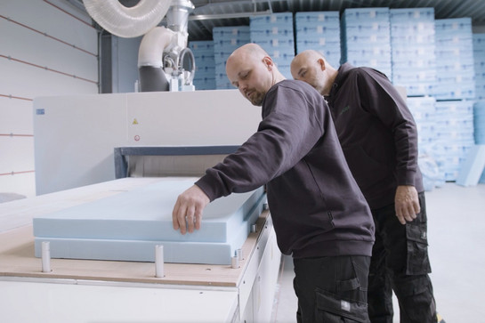 York schaut einem Futura Mitarbeiter bei der Arbeit zu
