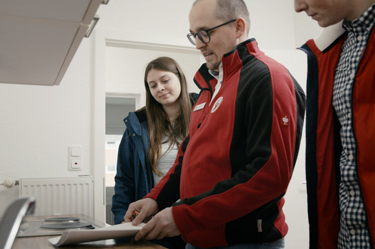 Zwei Wankendorf Mitarbeiter in roten Fleece Jacken
