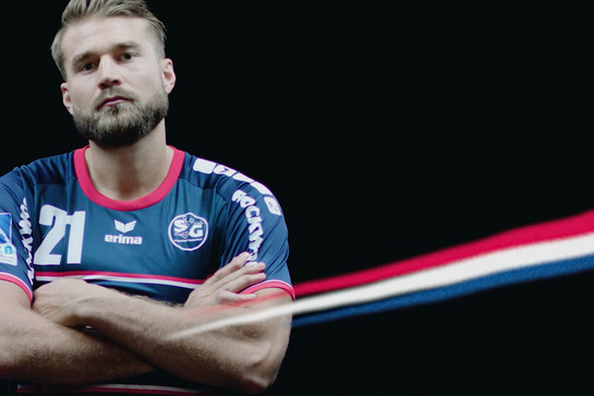 Ein SG Spieler steht mit verschränkten Armen vor der Kamera