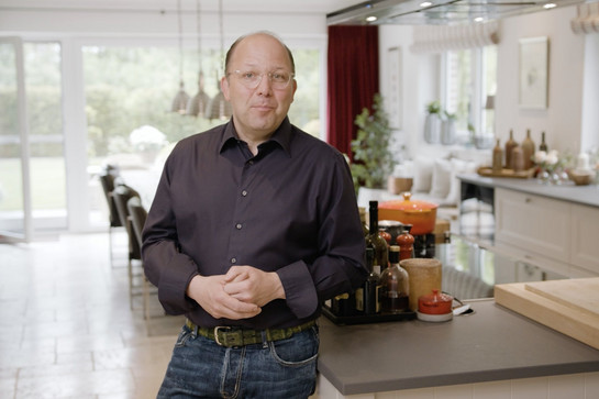 Dirk Luther steht in seiner neuen Küche.