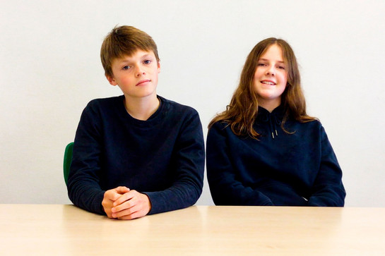 Zwei Kinder im schwarzen Shirts