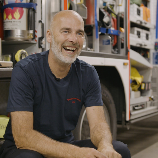 York lacht auf der Feuerwehrwache