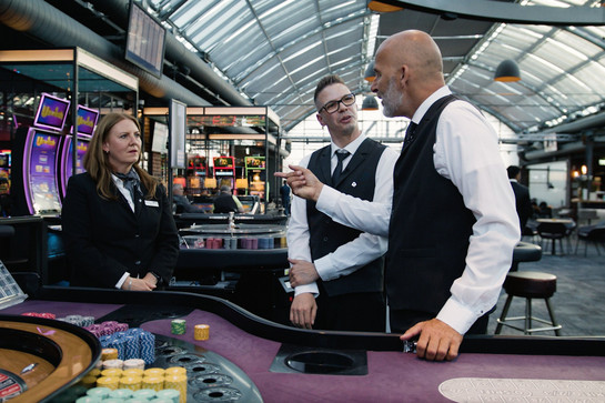 bb_spielbank-sh_teaser_04.jpg York spricht mit zwei Casino Mitarbeitern