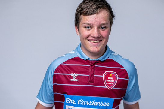 Ein SC Weiche Spieler lächelt in die Kamera