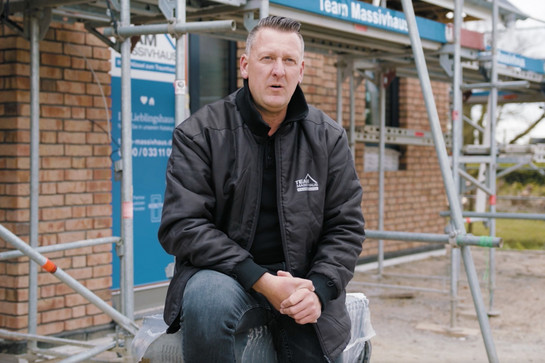 Jens Schaarschmidt vor einer Baustelle.