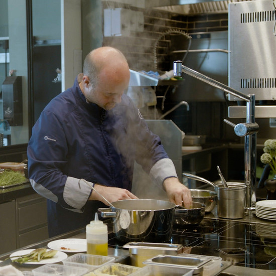 Küchentalk mit Mathias Apelt Mathias Apelt steht am Herd