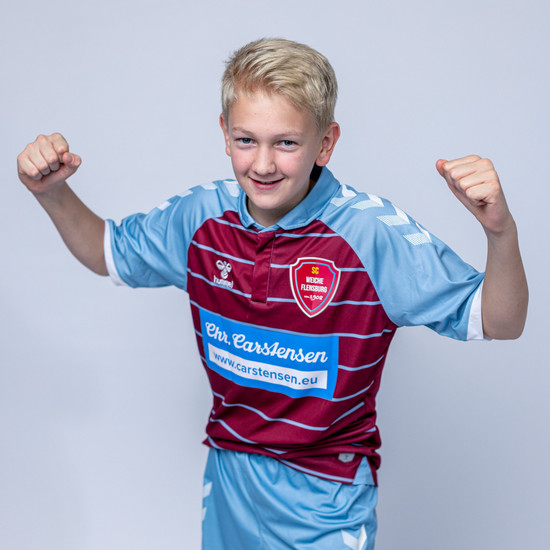 Ein SC Weiche Spieler hält beide Arme in die Luft